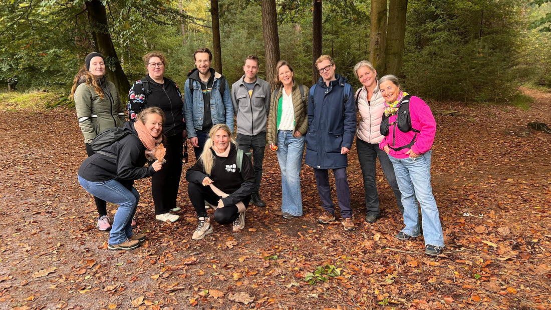 Groep wandelaars tijdens de Walk of Life, samen in de natuur, in verbinding en met open hart.