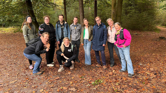 Groep wandelaars tijdens de Walk of Life, samen in de natuur, in verbinding en met open hart.