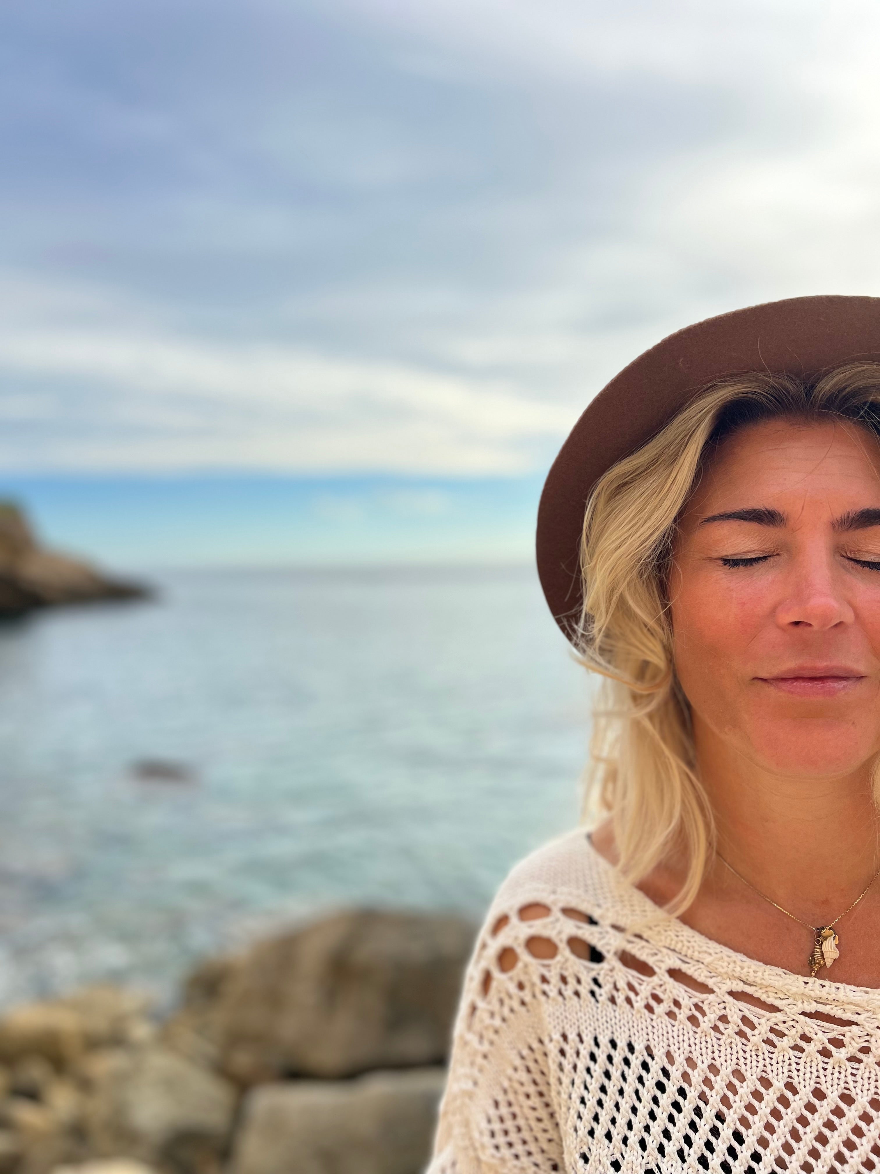 ademwerk, lichaamswerk, healing, meditatie 
vrouw in zon op Ibiza
